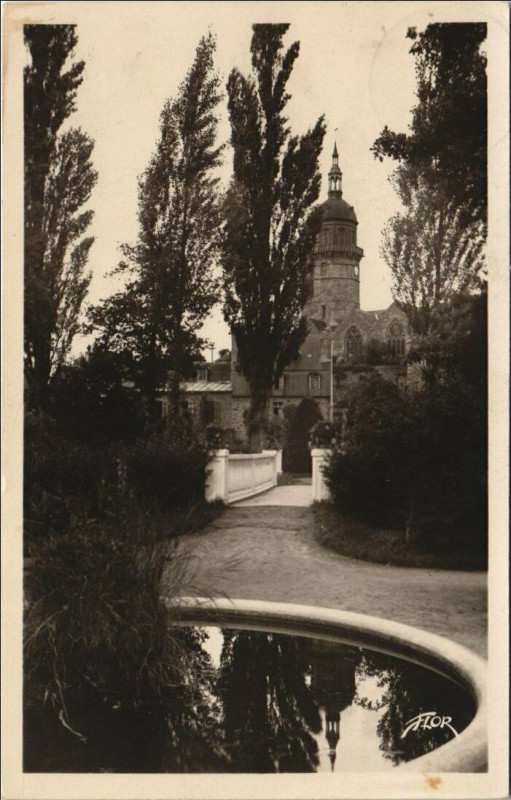 Carte postale ancienne Lamballe Jardin Louis Gouret