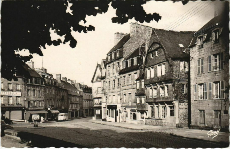 Carte postale ancienne Guingamp Vieille Maison - Place du Centre à Guingamp