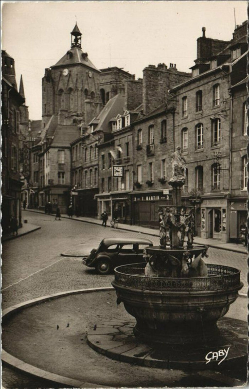 Carte postale ancienne Guingamp La Fontaine de la Pompe et la Place du Centre à Guingamp