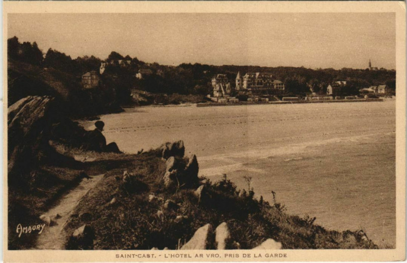 Carte postale ancienne Saint-Cast L'Hotel Ar Vro pris de la Garde