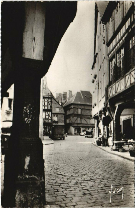 Carte postale ancienne Dinan Place de l'Apport à Dinan