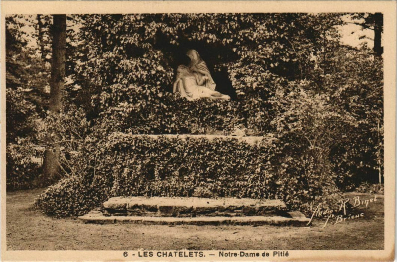 Carte postale ancienne Les Chatelets - Notre-Dame de Pitie