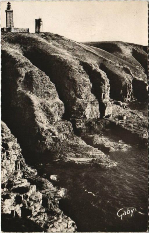 Carte postale ancienne Cap Frehel Le Phare et les Houles