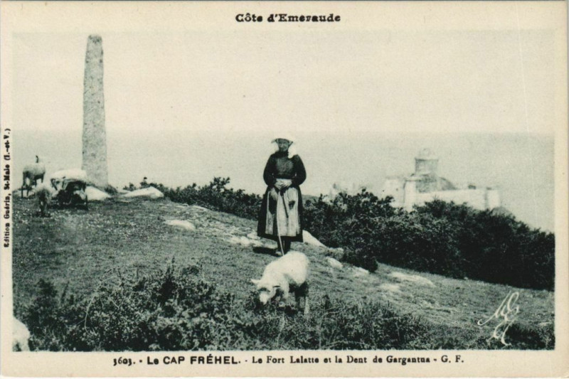 Carte postale ancienne Cap Frehel Le Fort La Latte et la Dent de Gargantua