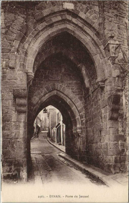 Carte postale ancienne Dinan Porte de Jerzual à Dinan
