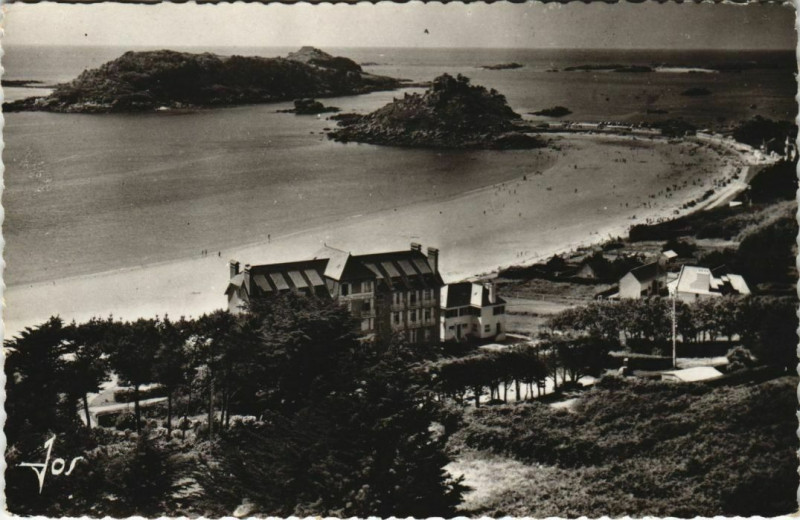 Carte postale ancienne Trebeurden Le Plage de Tresmeur et la Pointe du Castel