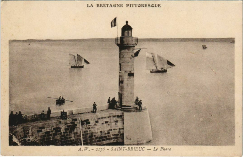 Carte postale ancienne Saint-Brieuc Le Phare à Saint-Brieuc