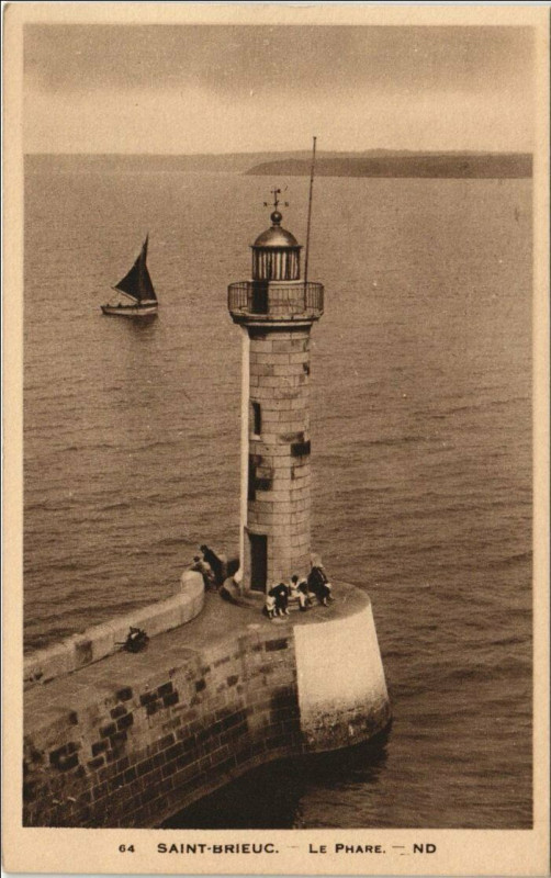 Carte postale ancienne Saint-Brieuc Le Phare à Saint-Brieuc
