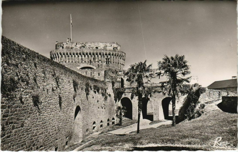 Carte postale ancienne Dinan Le Chateau à Dinan