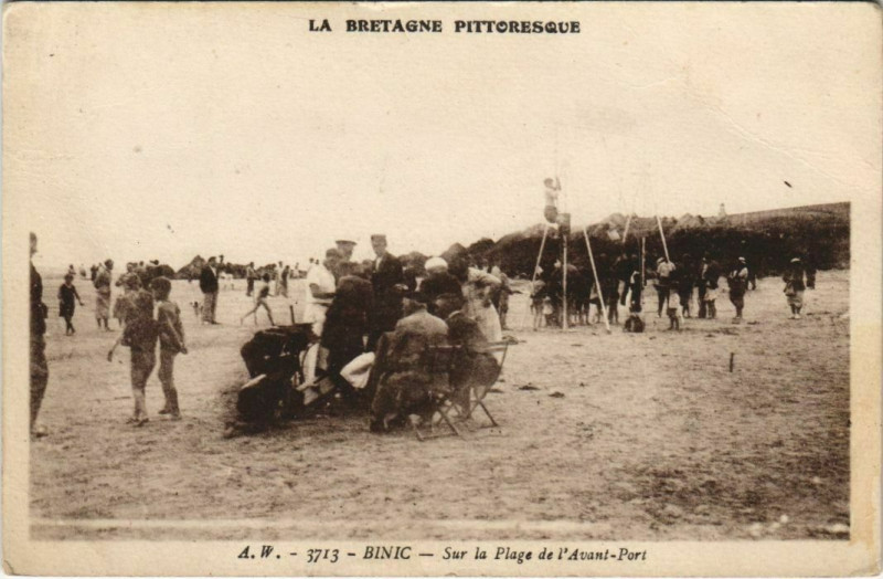 Carte postale ancienne Binic Sur la Plage de l'Avant-Port