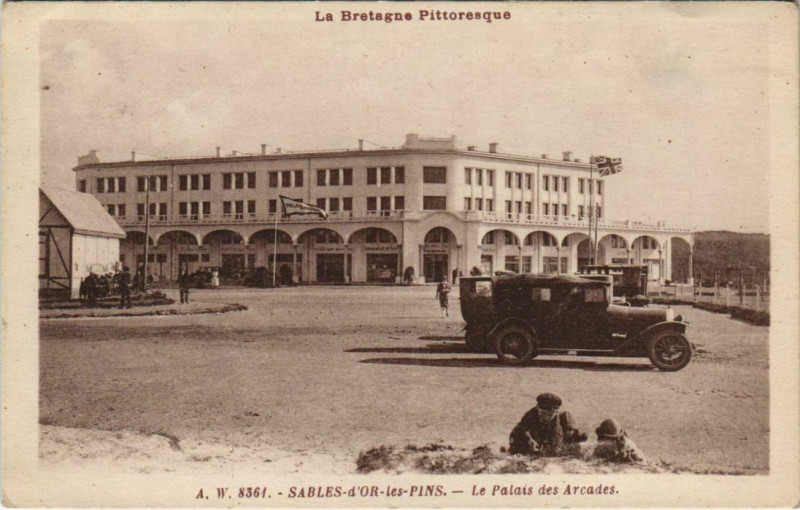 Carte postale ancienne Sables-d'Or-les-Pins Le Palais des Arcades