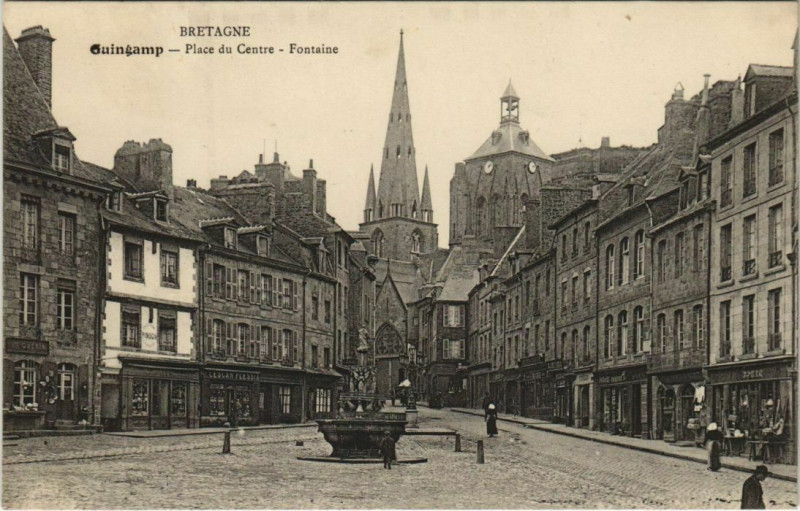 Carte postale ancienne Guingamp Place du Centre - Fontaine à Guingamp