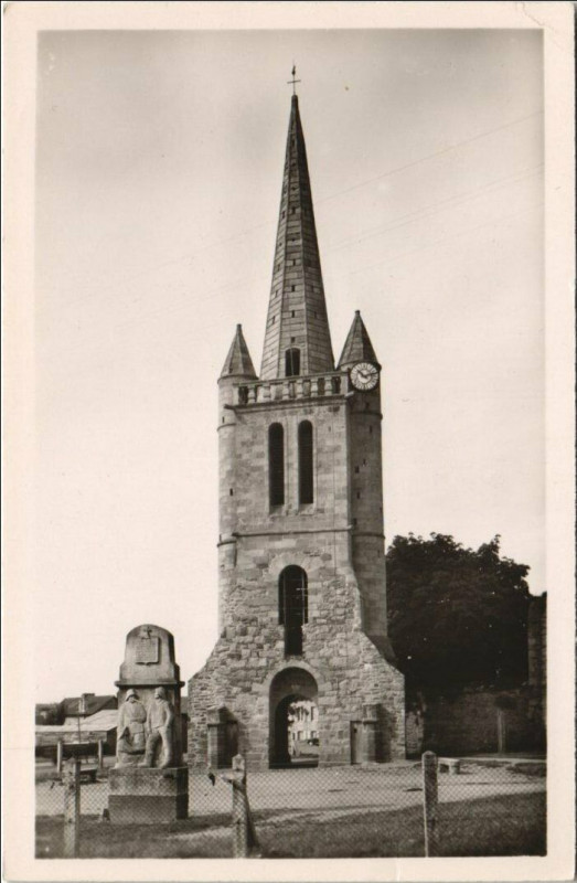 Carte postale ancienne Paimpol Le Vieille Tour de l'Ancienne Eglise et le Monument à Paimpol