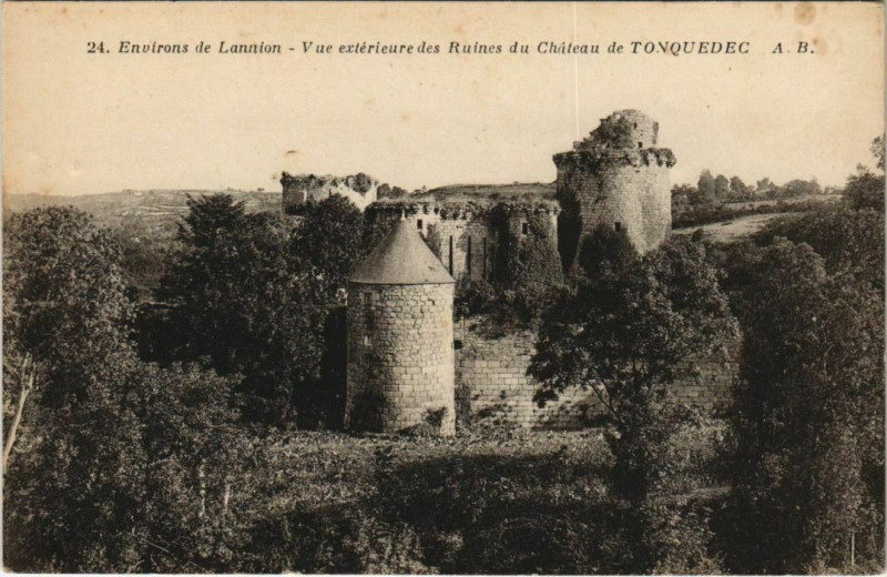 Carte postale ancienne Tonquedec Vue Exterieure des Ruines du Chateau - Env. De Lannion à Lannion
