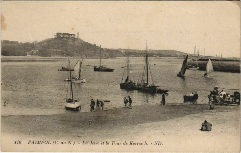 Carte postale ancienne Paimpol La Jetee et la Tour de Kerroc'h à Paimpol