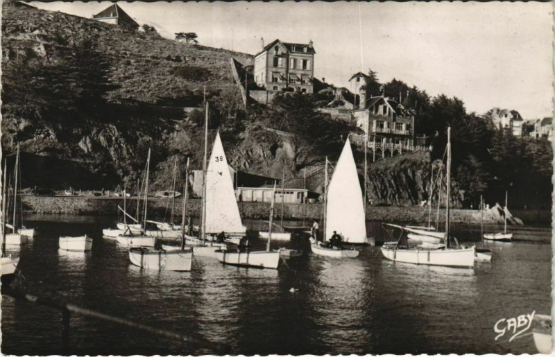 Carte postale ancienne Le Val-Andre Falaises du Chateau Tanguy
