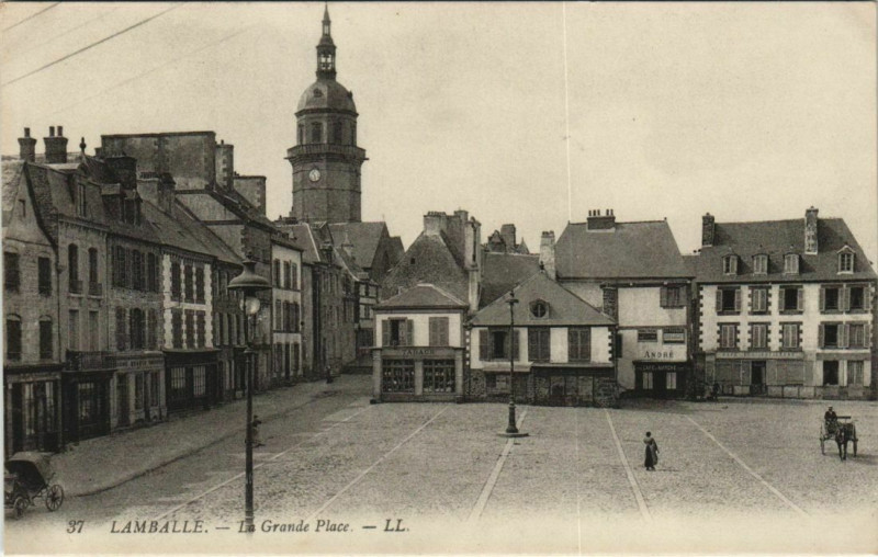 Carte postale ancienne Lamballe La Grande Place