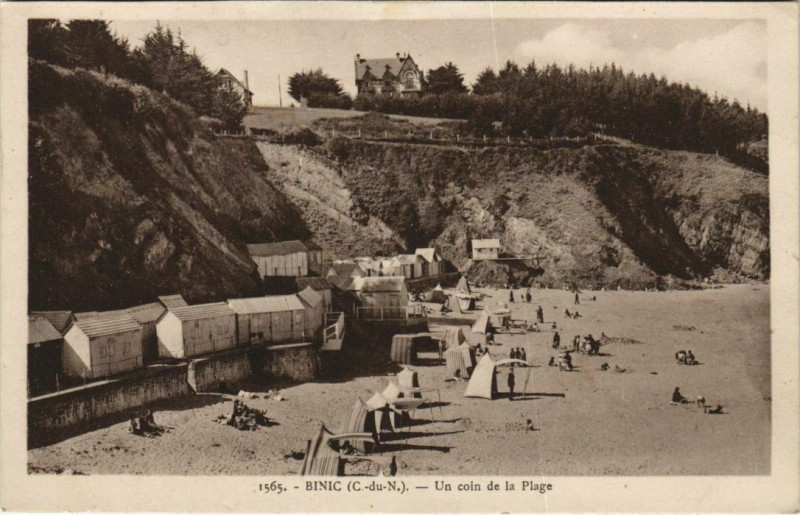 Carte postale ancienne Binic Un Coin de la Plage