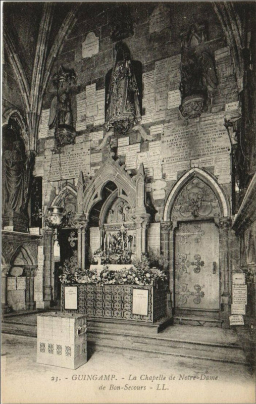 Carte postale ancienne Guingamp La Chapelle de Notre-Dame de Bon-Secours à Guingamp