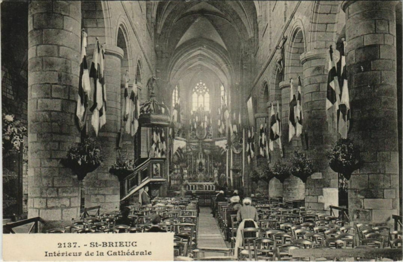 Carte postale ancienne Saint-Brieuc Interieur de la Cathedrale à Saint-Brieuc