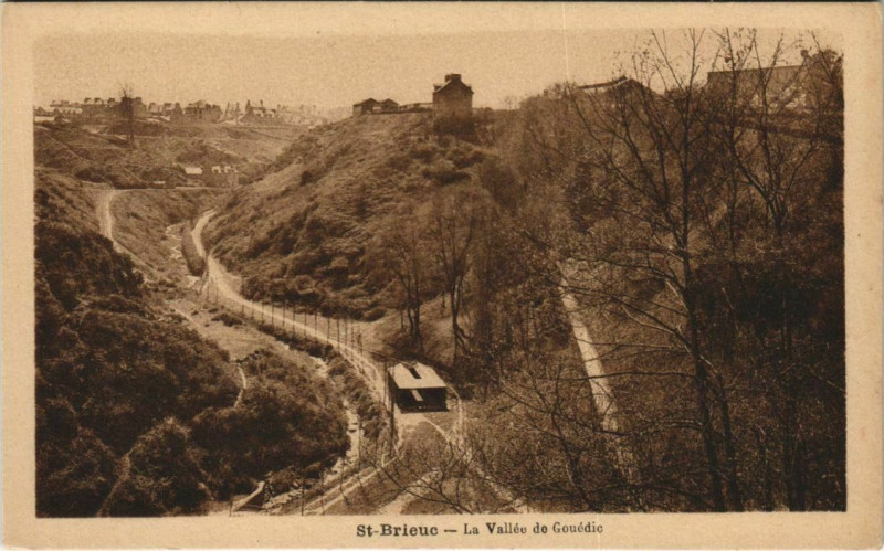Carte postale ancienne Saint-Brieuc La Vallee du Gouedic à Saint-Brieuc