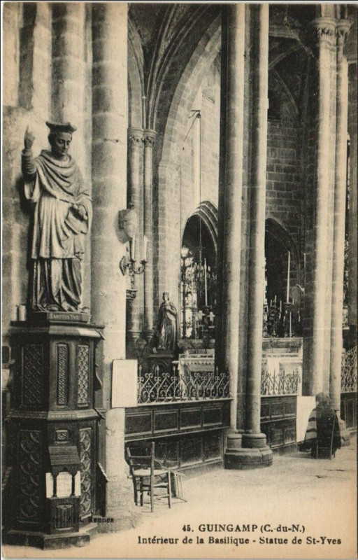 Carte postale ancienne Guingamp Interieur de la Basilique - Statue de Saint-Yves à Guingamp