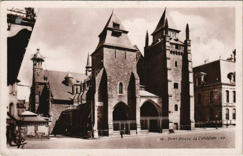 Carte postale ancienne Saint-Brieuc La Cathedrale à Saint-Brieuc