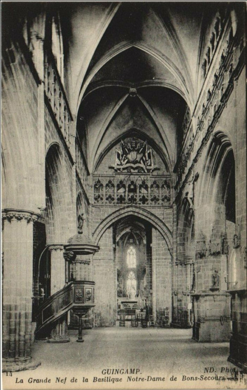 Carte postale ancienne Guingamp La Grande Nef de la Basilique Notre-Dame de Bon-Secours à Guingamp