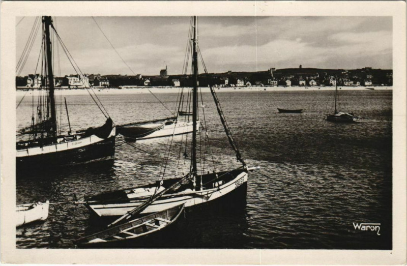 Carte postale ancienne Erquy La Plage du Bourg à Erquy