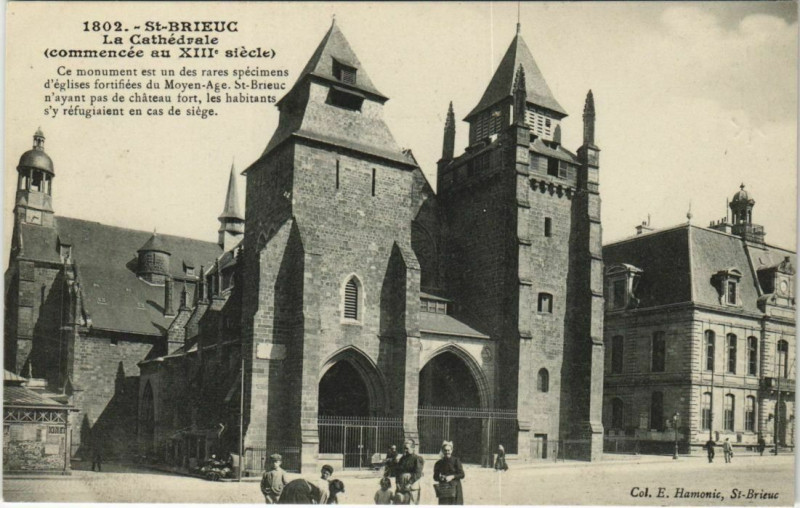 Carte postale ancienne Saint-Brieuc La Cathedrale à Saint-Brieuc
