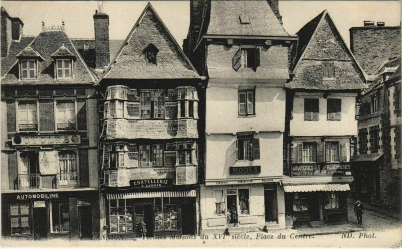 Carte postale ancienne Lannion Vieilles Maisons du XVIe Siecle - Place du Centre à Lannion