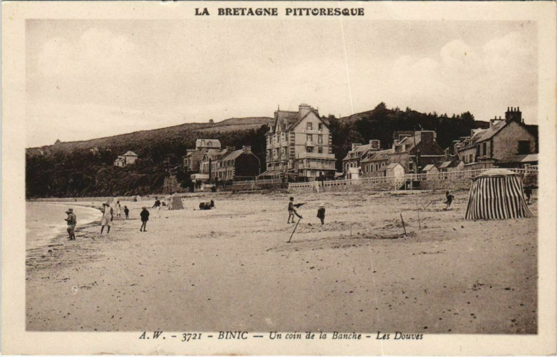 Carte postale ancienne Binic Un Coin de la Banche - Les Douves