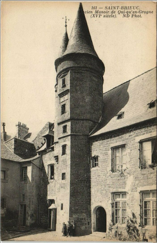 Carte postale ancienne Saint-Brieuc Ancien Manoir de Qui-qu'en-Grogne à Saint-Brieuc