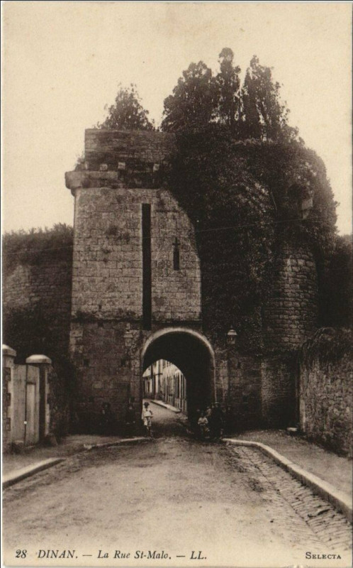 Carte postale ancienne Dinan La Rue Saint-Malo à Dinan