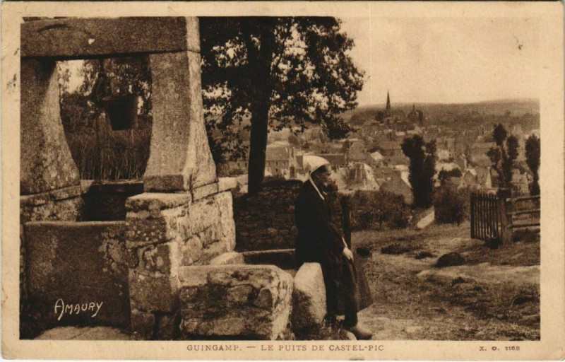 Carte postale ancienne Guingamp Le Puits de Castel-Pic à Guingamp