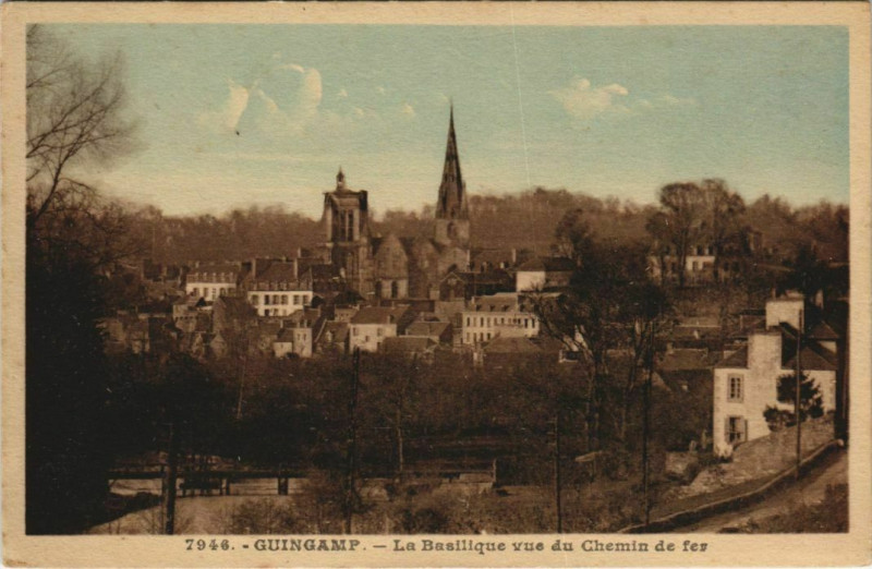 Carte postale ancienne Guingamp La Basilique Vue du Chemin de Fer à Guingamp
