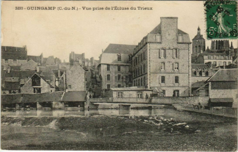 Carte postale ancienne Guingamp Vue prise de l'Ecluse du Trieux à Guingamp