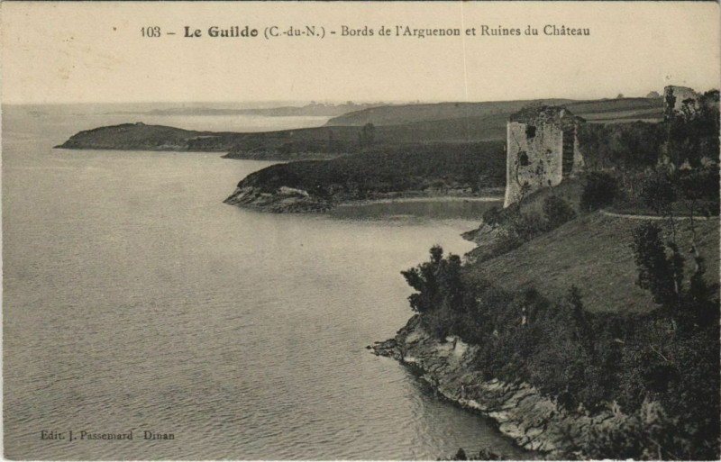 Carte postale ancienne Le Guildo Bords de l'Arguenon et Ruines du Chateau