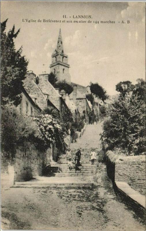 Carte postale ancienne Lannion L'Eglise de Brelevenez et son Escalier de 144 Marches à Lannion