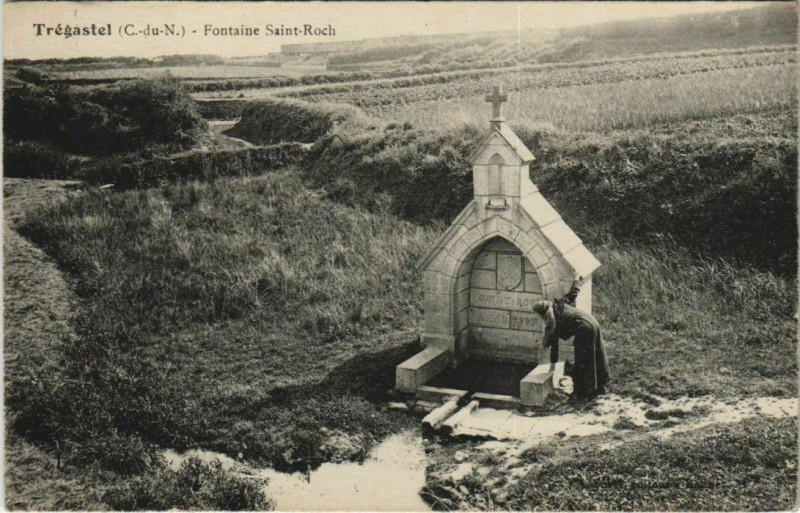 Carte postale ancienne Tregastel Fontaine Saint-Roch
