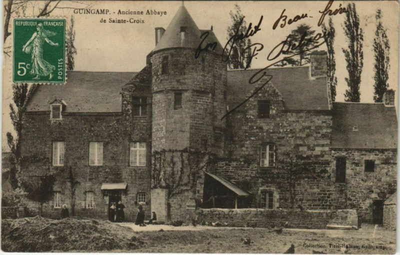 Carte postale ancienne Guingamp Ancienne Abbaye de Sainte-Croix à Guingamp