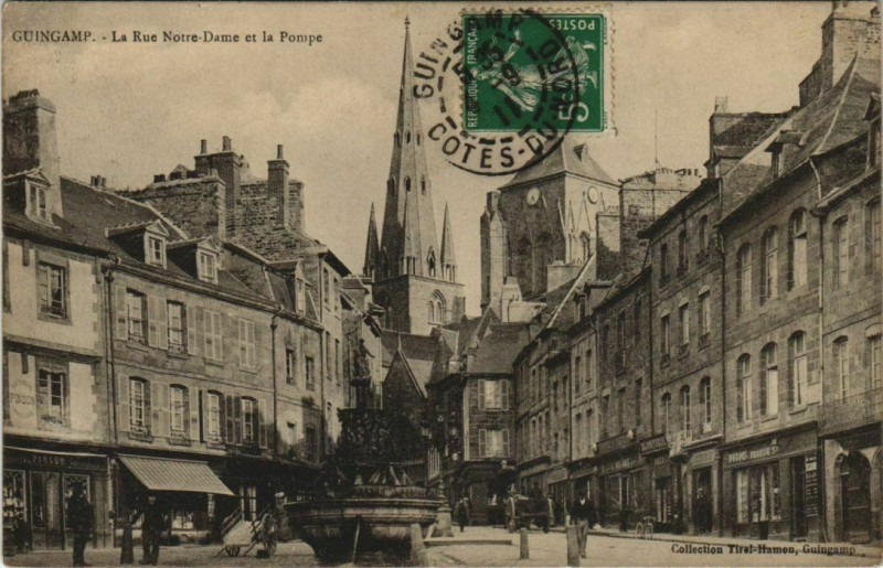 Carte postale ancienne Guingamp La Rue Notre-DAme et la Pompe à Guingamp