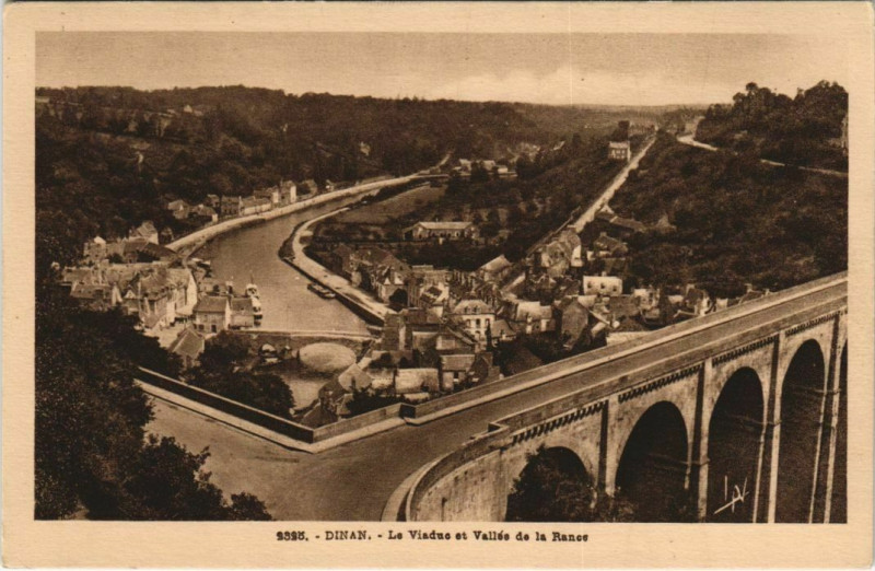 Carte postale ancienne Dinan Le Viaduc et Vallee de la Rance à Dinan