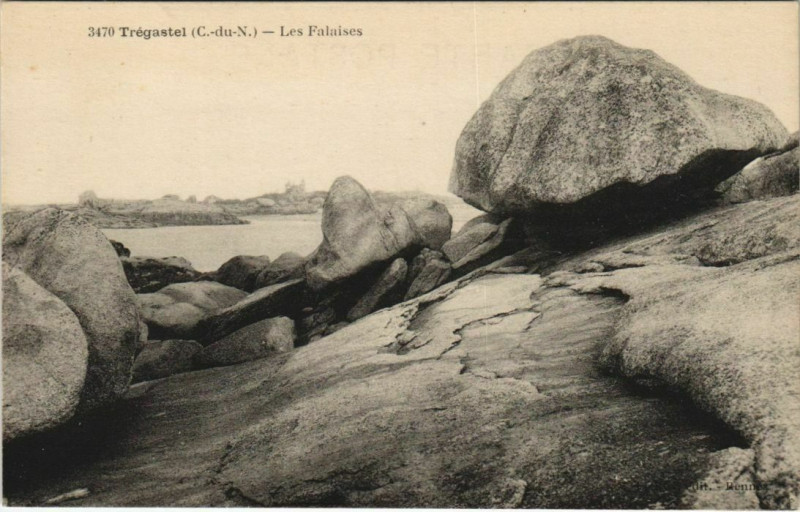 Carte postale ancienne Tregastel Les Falaises