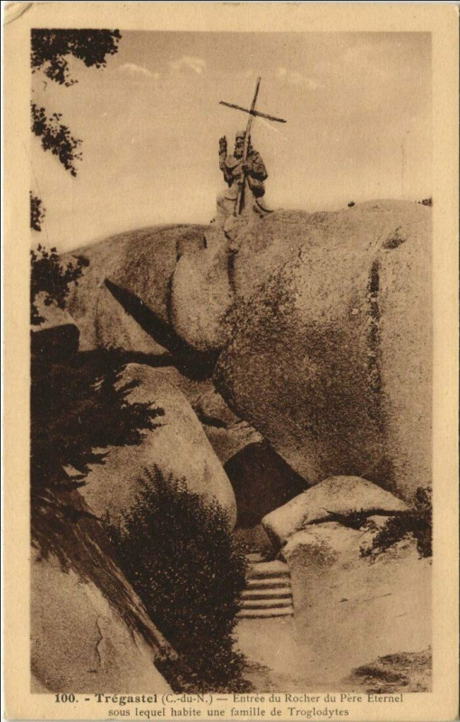 Carte postale ancienne Tregastel Entree du Rocher du Pere Eternel