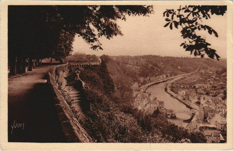 Carte postale ancienne Dinan La Rance Vue du Jardin Anglais à Dinan