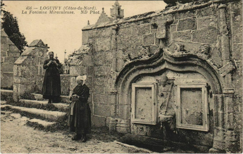 Carte postale ancienne Loguivy La Fontaine Miraculeuse
