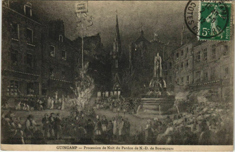 Carte postale ancienne Guingamp Procession de Nuit du Pardon de N.-D. De Bonsecours à Guingamp