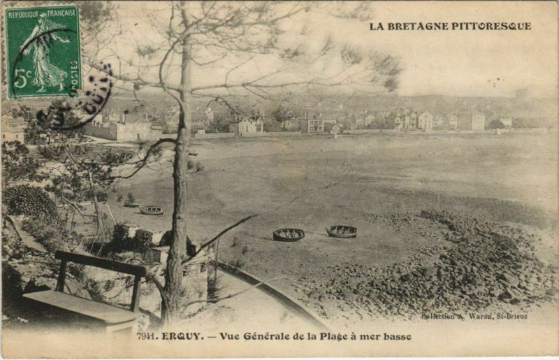 Carte postale ancienne Erquy Vue Generale de la Plage a Mer Basse à Erquy