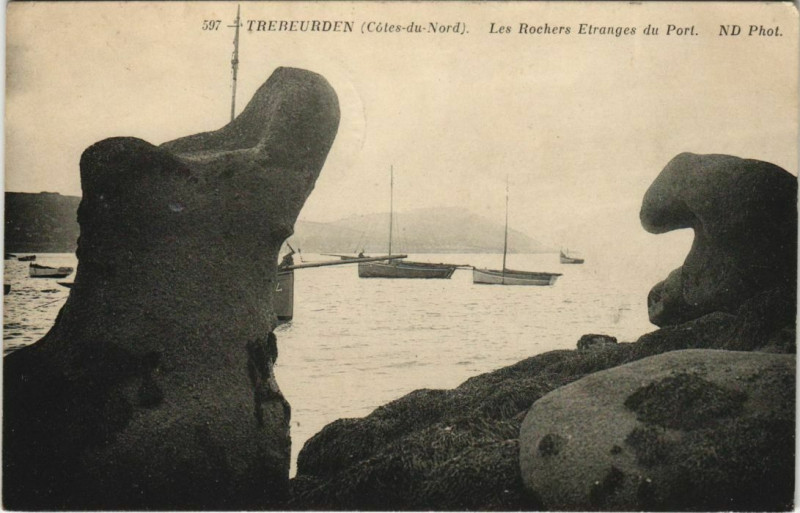 Carte postale ancienne Trebeurden Les Rochers Etranges du Port